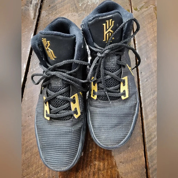 👟 Nike Kyrie Flytrap 4 Black Metallic Gold size 8.5 - Picture 10 of 10